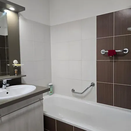 Apartament Entre Et Village, Piscine Et Balcon