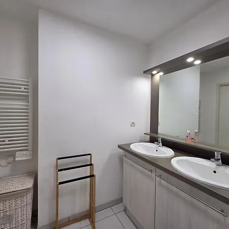 Entre Et Village, Piscine Et Balcon Apartment